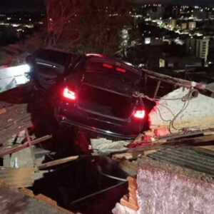 Carro cai em cima de telhado de casa no Sul de Minas