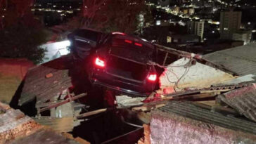 Carro cai em cima de telhado de casa no Sul de Minas