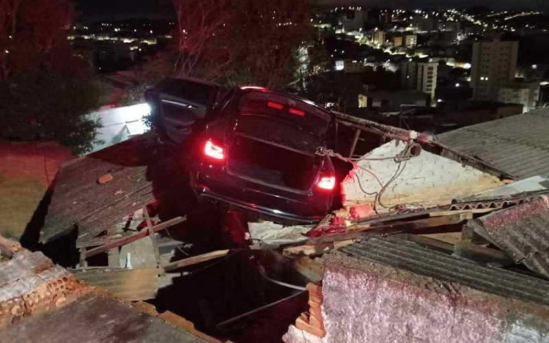 Carro cai em cima de telhado de casa no Sul de Minas