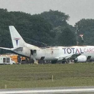 Avião pega fogo durante voo e faz pouso de emergência em SP