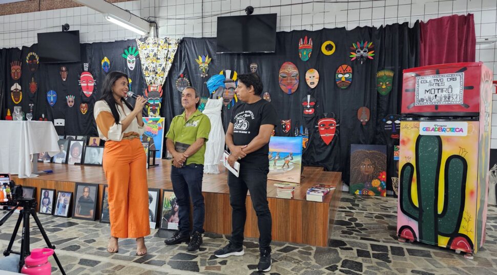 Motirô inaugura Geladeiroteca em tributo à literatura negra em Teixeira de Freitas