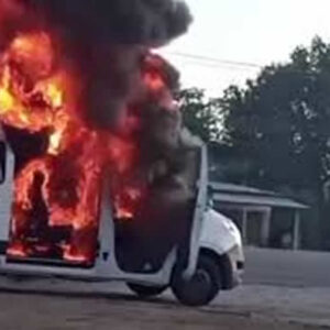 Van que levava pacientes de cidade baiana pega fogo; assista