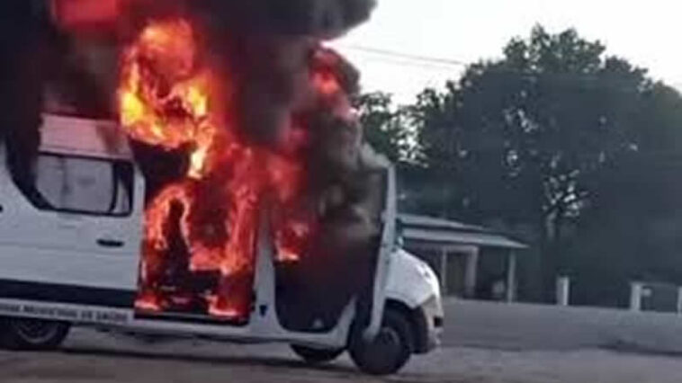 Van que levava pacientes de cidade baiana pega fogo; assista