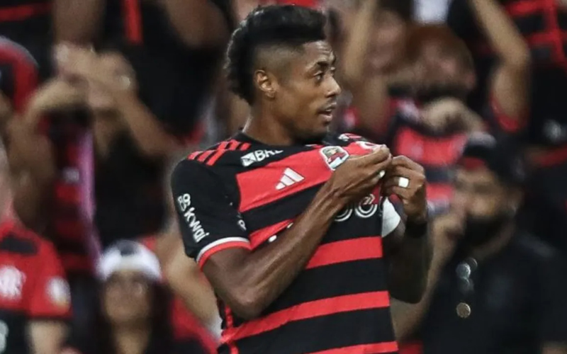 Bruno Henrique é acordado em casa por agentes da PF em operação