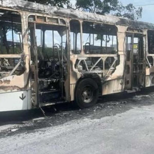 Ônibus são queimados e transporte coletivo é suspeito em Viana e Vitória-ES