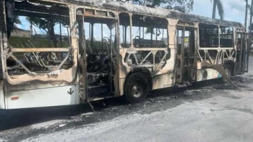 Ônibus são queimados e transporte coletivo é suspeito em Viana e Vitória-ES