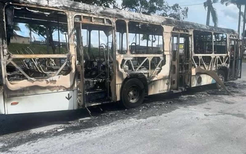 Ônibus são queimados e transporte coletivo é suspeito em Viana e Vitória-ES