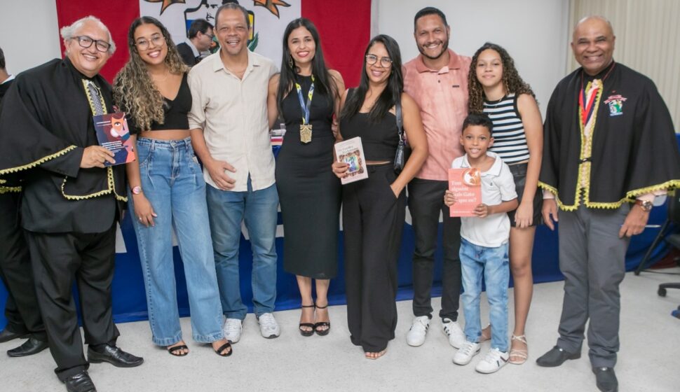 Academia Teixeirense de Letras realizou sessão final de 2024 com homenagens e lançamentos de livros