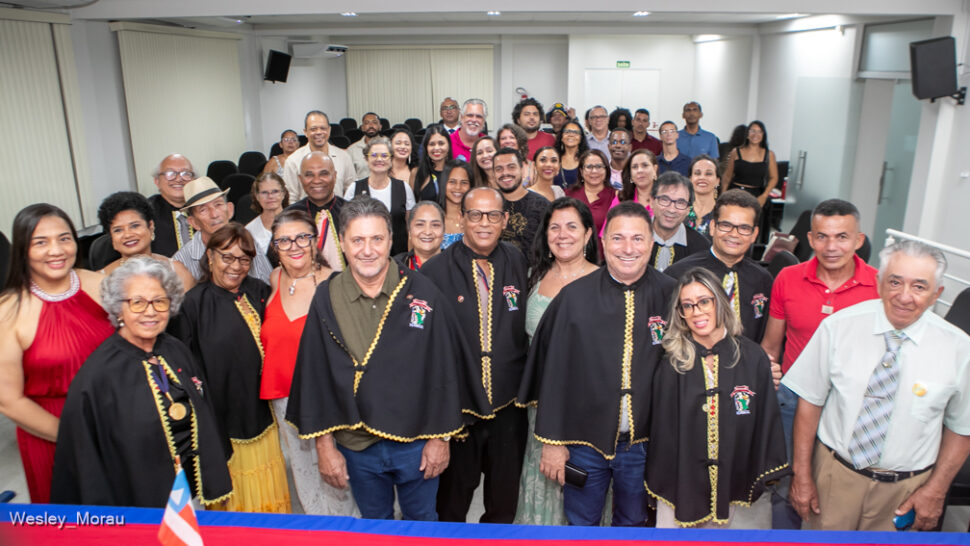 Academia Teixeirense de Letras realizou sessão final de 2024 com homenagens e lançamentos de livros