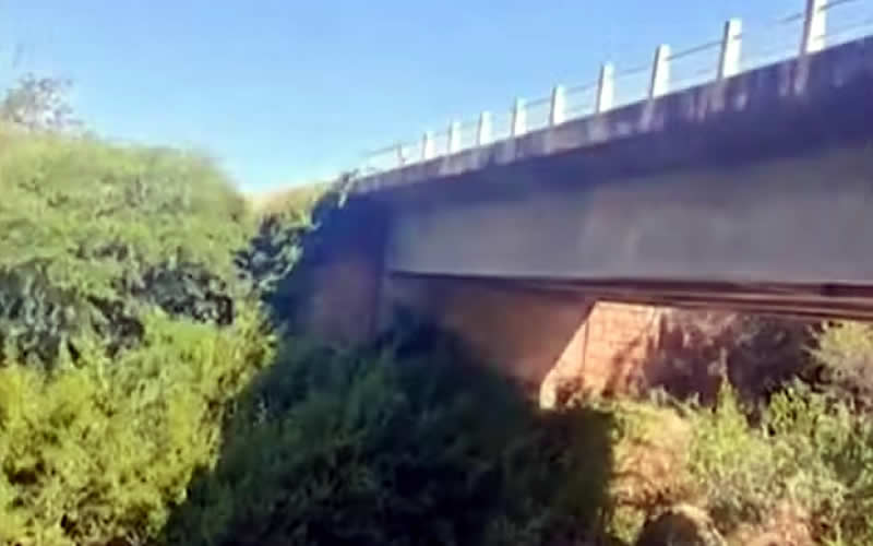 Três pessoas morrem após carro cair de ponte no sudoeste da Bahia