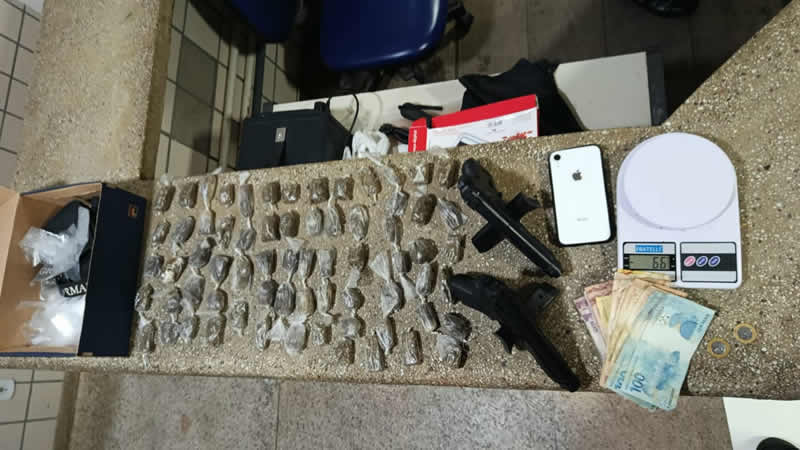 Polícia apreende drogas e simulacros de arma de fogo em Itamaraju