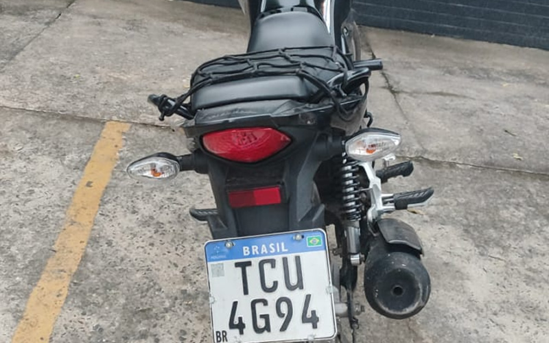 PM prende em Teixeira de Freitas dois homens suspeitos de receptação de moto furtada em MG 1 PM prende em Teixeira de Freitas dois homens suspeitos de receptação de moto furtada em MG