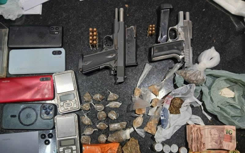 Polícia apreende drogas e duas pistolas em Itabela