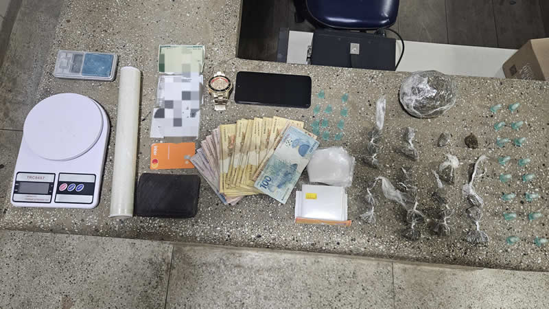 PM prende jovem por tráfico de drogas no bairro Italage em Itamaraju