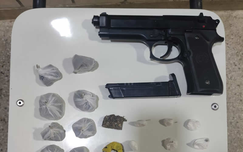 PM apreende drogas e simulacro de arma de fogo em Lajedão