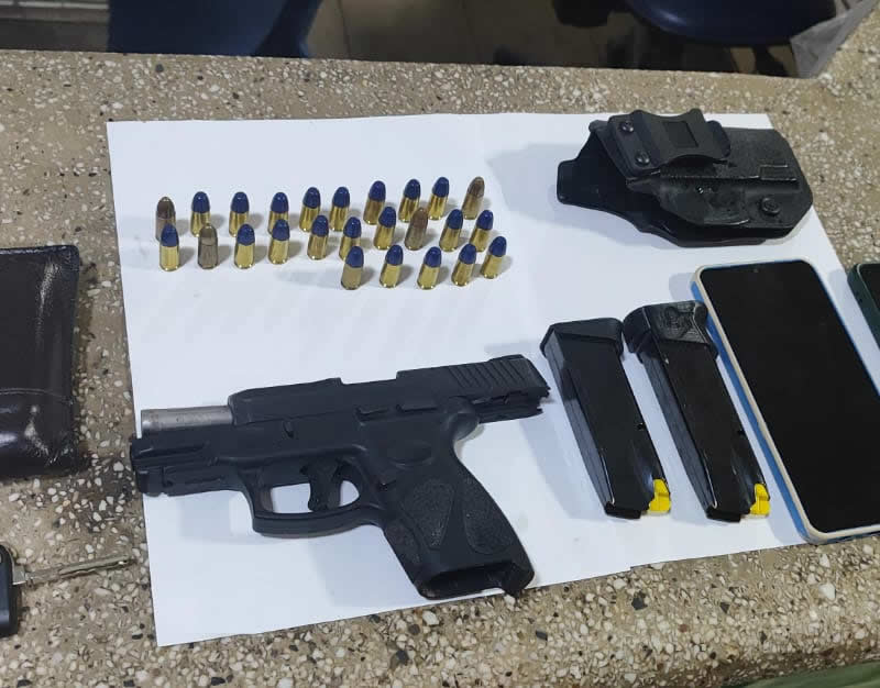 Polícia Militar prende dois homens por porte ilegal de arma de fogo de uso restrito em Teixeira de Freitas 1 Polícia Militar prende dois homens por porte ilegal de arma de fogo de uso restrito em Teixeira de Freitas