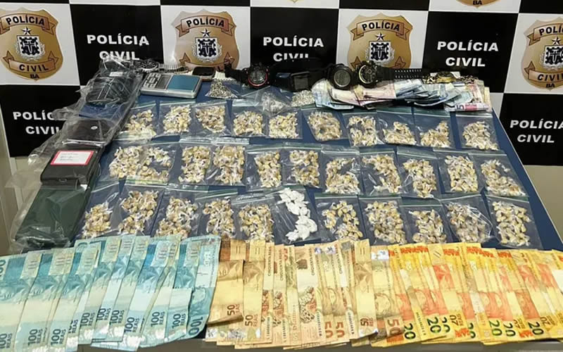Mulheres são presas por tráfico de drogas próximo a centro social na BA 1 Mulheres são presas por tráfico de drogas próximo a centro social na BA