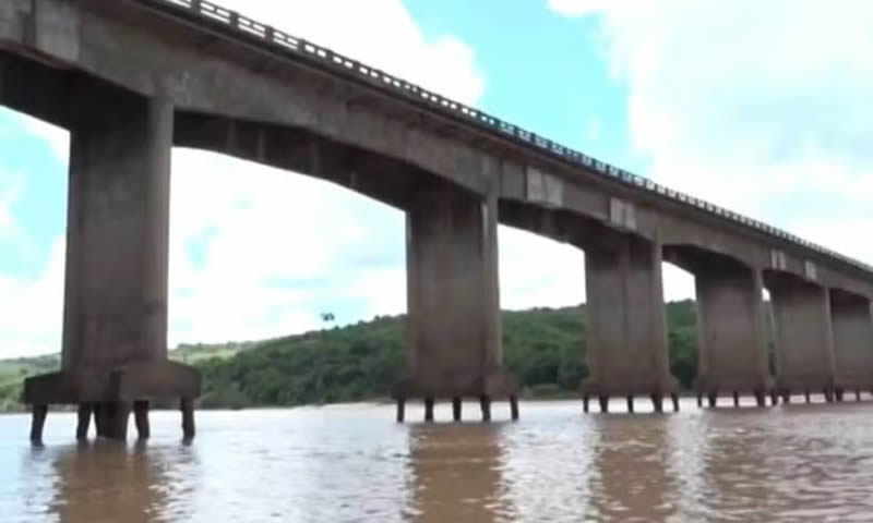 Ponte sobre o rio Jequitinhonha é reaberta para veículos leves