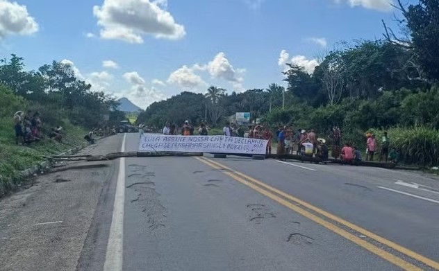Indígenas mantêm bloqueio na BR 101 por quase 40 horas em Itamaraju