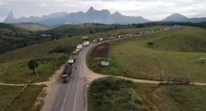 Indígenas mantêm bloqueio na BR 101 por quase 40 horas em Itamaraju