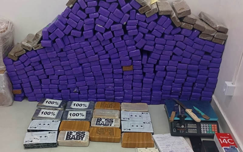 PM desmonta depósito de entorpecentes e apreende 371 tabletes de drogas em Vitória da Conquista