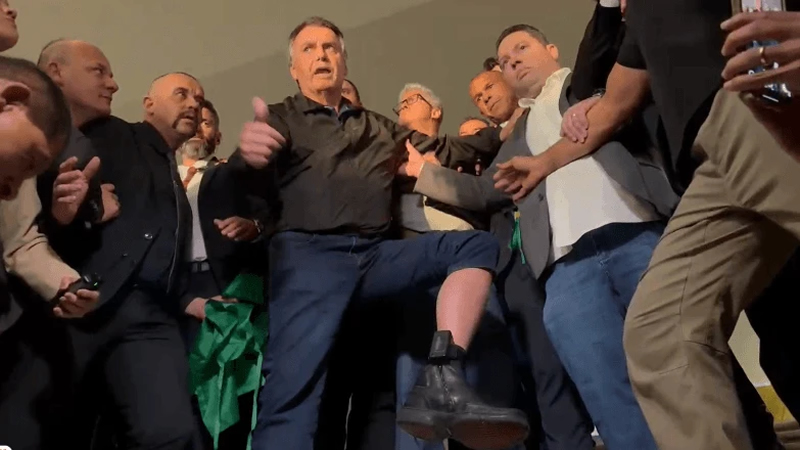 Maioria dos brasileiros aprova Bolsonaro com tornozeleira, aponta Datafolha