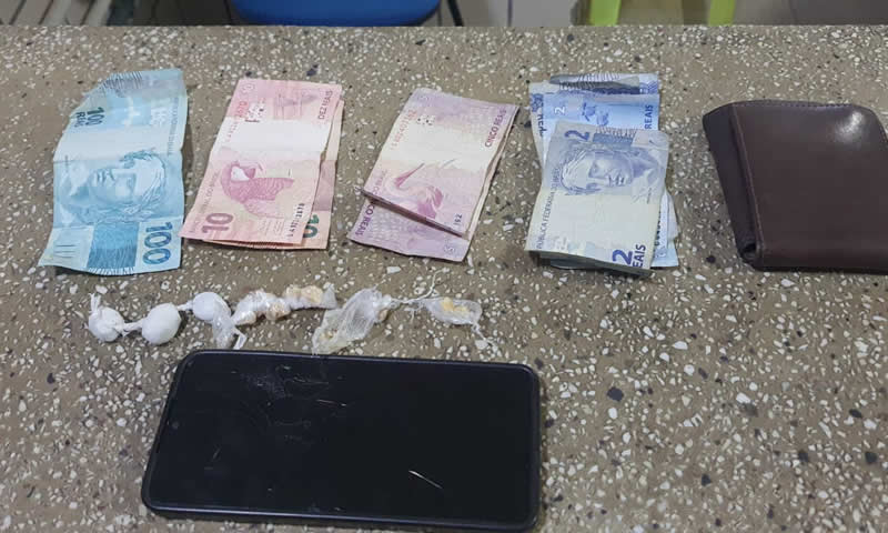Polícia Militar prende suspeito com drogas em Teixeira de Freitas 2 Polícia Militar prende suspeito com drogas em Teixeira de Freitas