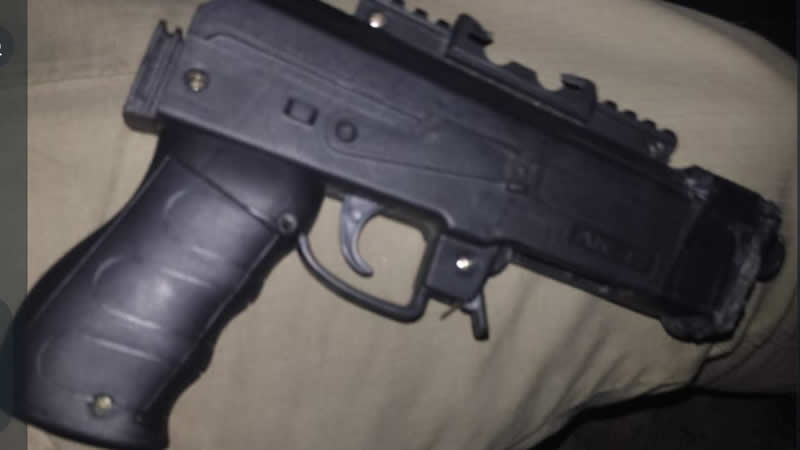 Polícia Militar apreende drogas e um simulacro de arma de fogo em Teixeira de Freitas; suspeito é preso 2 Polícia Militar apreende drogas e um simulacro de arma de fogo em Teixeira de Freitas; suspeito é preso