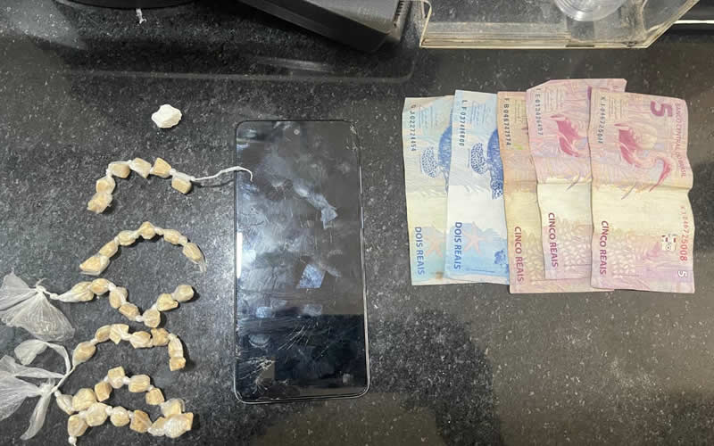 PM apreende drogas e conduz suspeito para Delegacia de Eunápolis 1 PM apreende drogas e conduz suspeito para Delegacia de Eunápolis