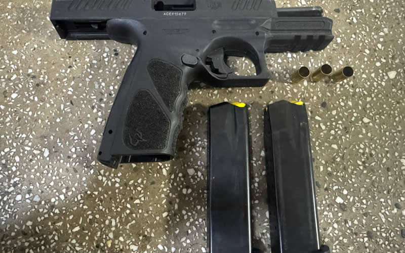 Polícia Militar prende dois homens em Teixeira de Freitas após disparos; pistola é apreendida 1 Polícia Militar prende dois homens em Teixeira de Freitas após disparos; pistola é apreendida