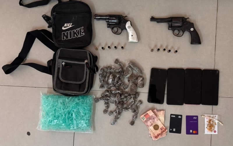 PM apreende duas armas de fogo e drogas durante confronto policial em Eunápolis; dois resistentes morrem
