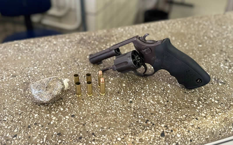 Polícia Militar apreende arma de fogo e droga em Teixeira de Freitas; suspeito morre na troca de tiros