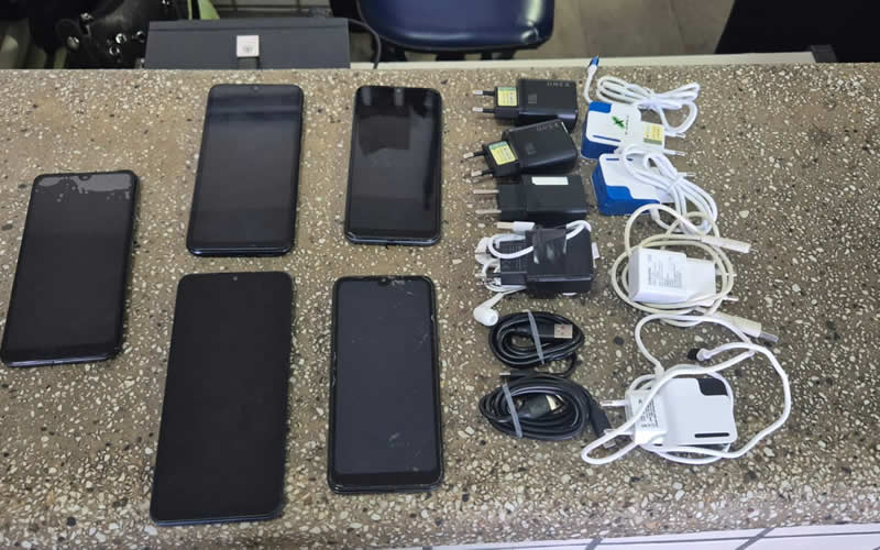 Polícia Militar prende homens que arremessariam celulares para o presídio em Teixeira de Freitas 1 Polícia Militar prende homens que arremessariam celulares para o presídio em Teixeira de Freitas