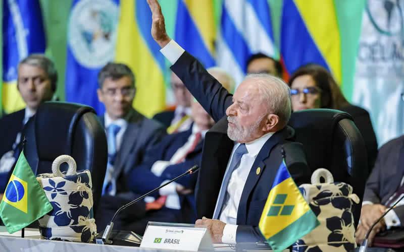 Datafolha: Lula tem 45% e Flávio Bolsonaro, 40% em votos válidos no 1º turno