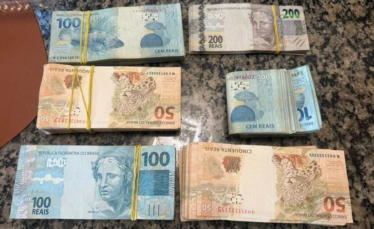 Operação da Polícia Federal cumpre mandado de busca e apreensão em Teixeira de Freitas numa investigação de desvio de recursos públicos na BA e no ES 4 Operação da Polícia Federal cumpre mandado de busca e apreensão em Teixeira de Freitas numa investigação de desvio de recursos públicos na BA e no ES