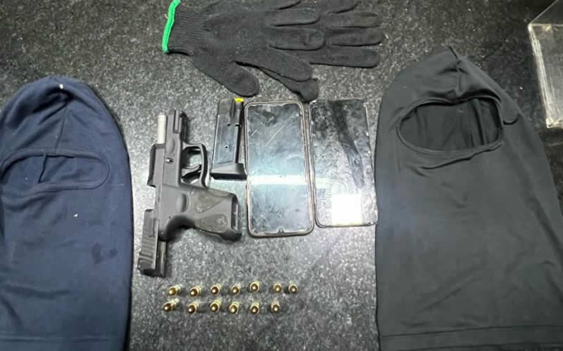 PM prende homens por porte ilegal de arma de fogo em Eunápolis 1 PM prende homens por porte ilegal de arma de fogo em Eunápolis