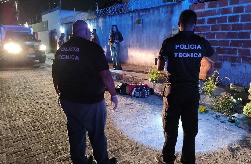 Jovem de 23 anos é executado a tiros na saída do trabalho em Teixeira de Freitas 1 Jovem de 23 anos é executado a tiros na saída do trabalho em Teixeira de Freitas