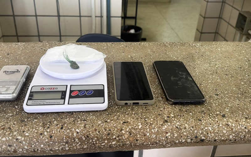 Foragido da Justiça é capturado com materiais relacionados ao tráfico de drogas em Teixeira de Freitas