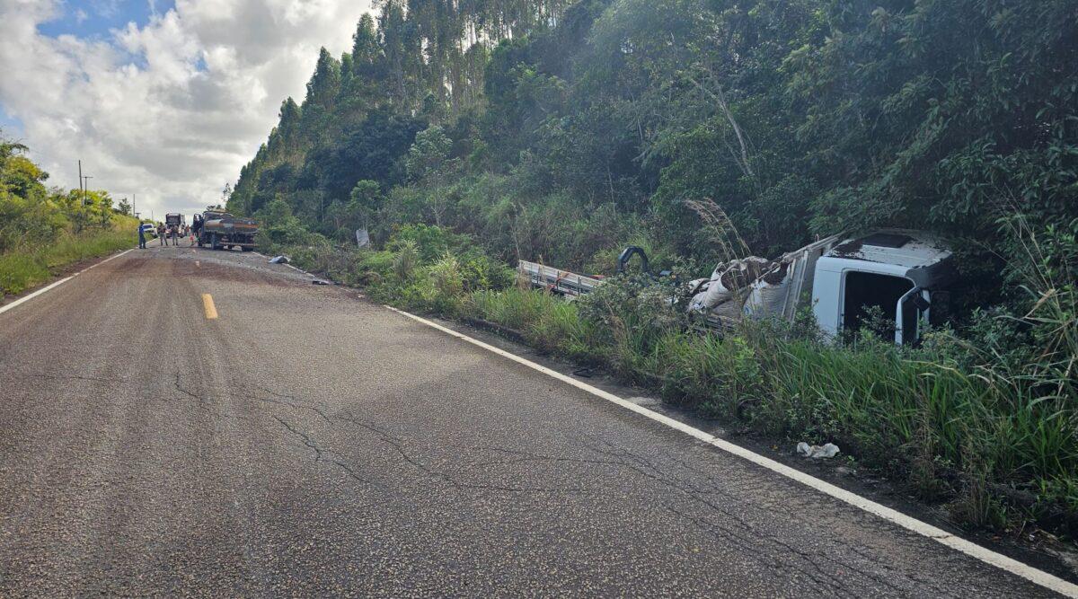 Colisão frontal entre Honda Civic e Caminhão carregado de café deixa motorista morto na BA-698 em Mucuri 3 Colisão frontal entre Honda Civic e Caminhão carregado de café deixa motorista morto na BA-698 em Mucuri