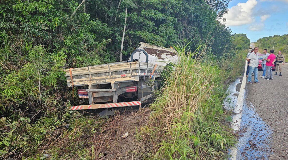 Colisão frontal entre Honda Civic e Caminhão carregado de café deixa motorista morto na BA-698 em Mucuri 4 Colisão frontal entre Honda Civic e Caminhão carregado de café deixa motorista morto na BA-698 em Mucuri