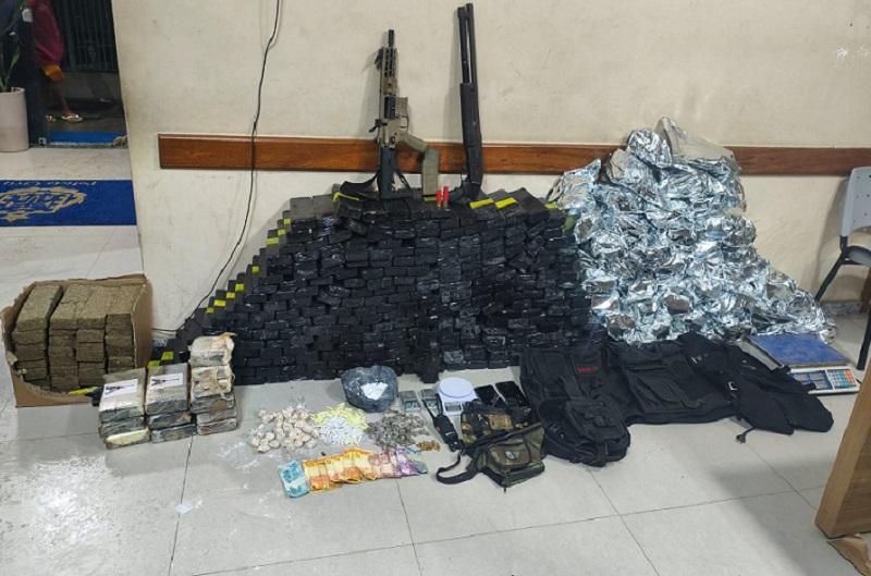 Confronto com a PM termina com dois suspeitos mortos e apreensão de fuzil e mais de 200 quilos de drogas em Eunápolis 1 Confronto com a PM termina com dois suspeitos mortos e apreensão de fuzil e mais de 200 quilos de drogas em Eunápolis