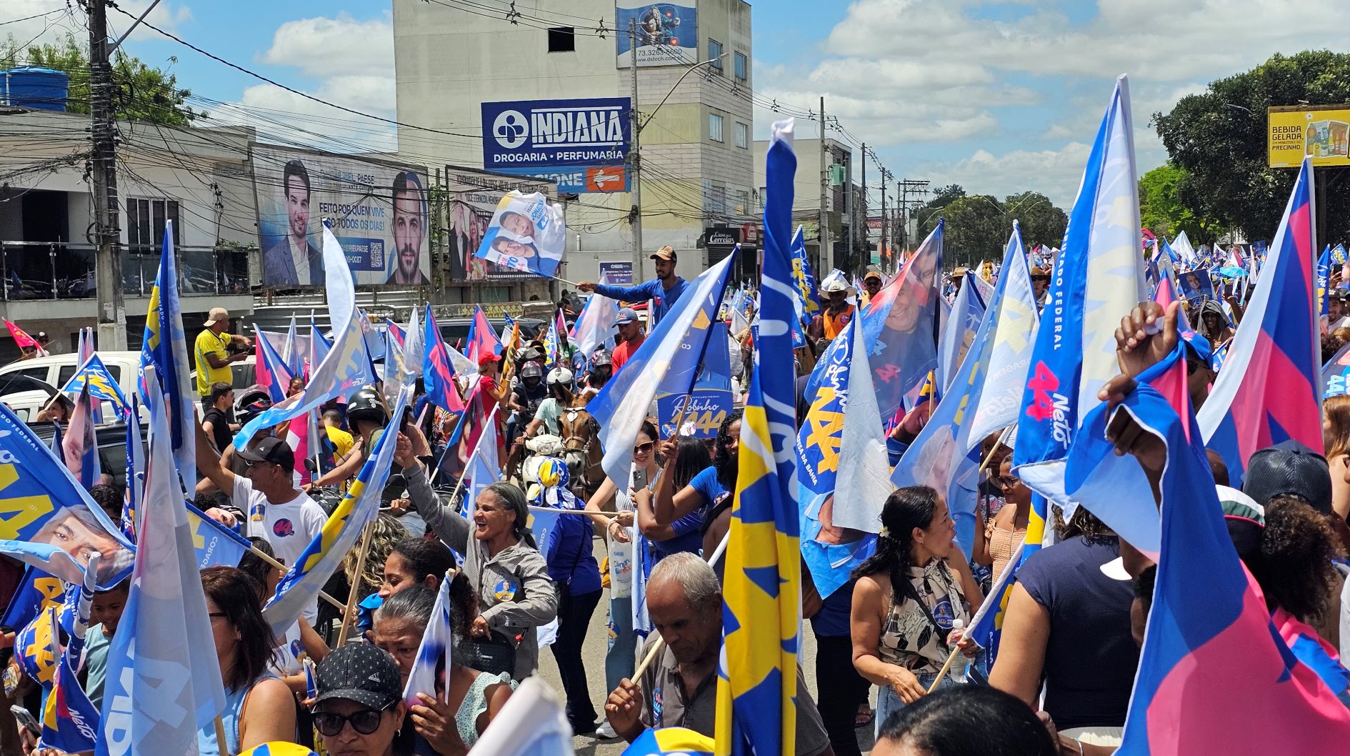 ACM Neto percorre Teixeira de Freitas em carreata com Jonatas Santos e ato expõe nova configuração política no extremo sul