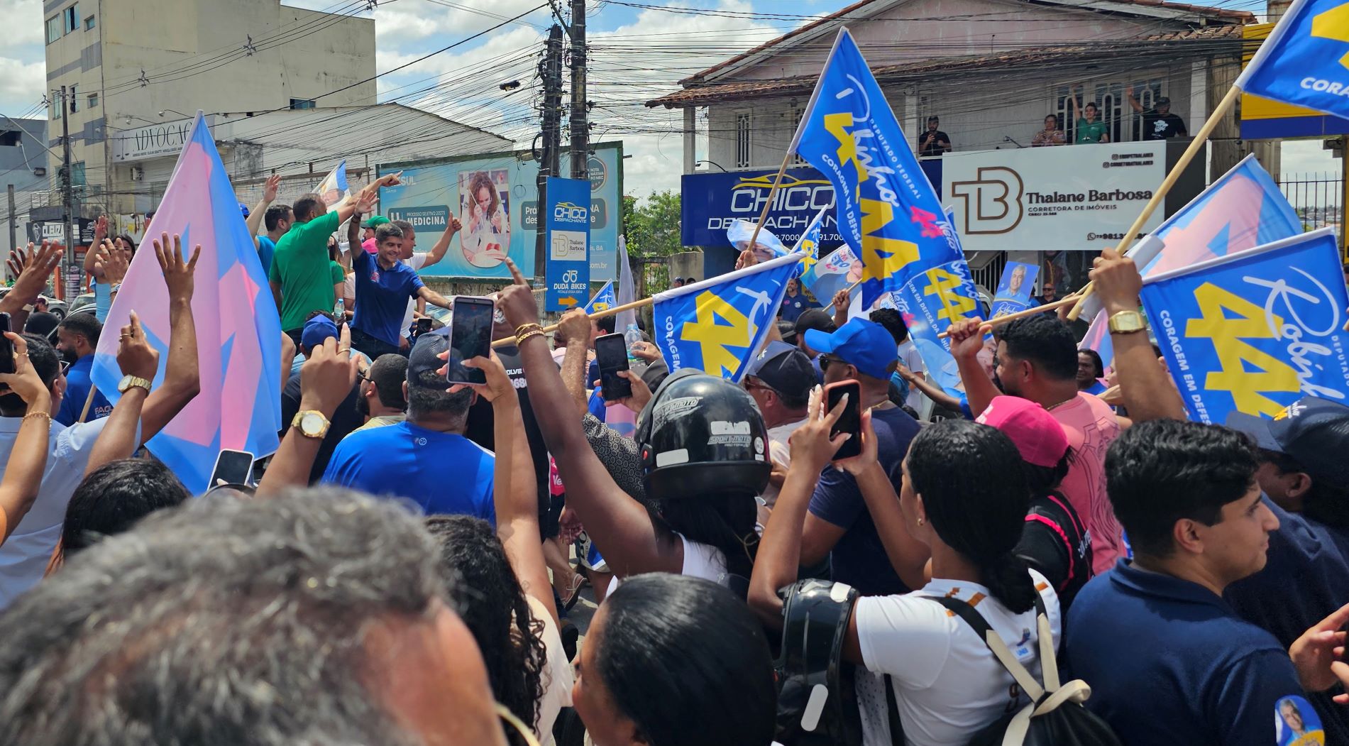 ACM Neto percorre Teixeira de Freitas em carreata com Jonatas Santos e ato expõe nova configuração política no extremo sul