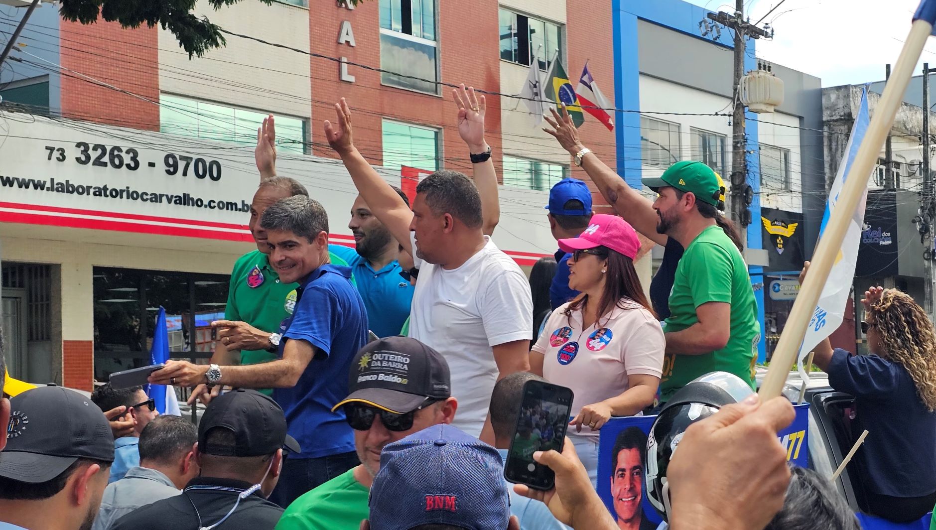 ACM Neto percorre Teixeira de Freitas em carreata com Jonatas Santos e ato expõe nova configuração política no extremo sul
