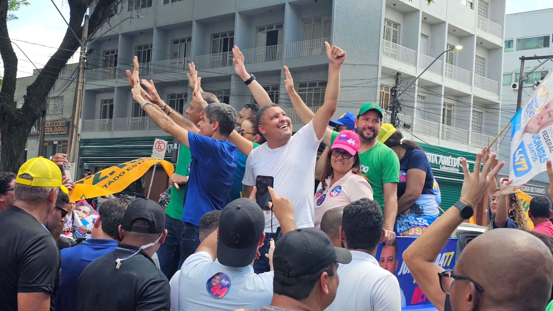 ACM Neto percorre Teixeira de Freitas em carreata com Jonatas Santos e ato expõe nova configuração política no extremo sul