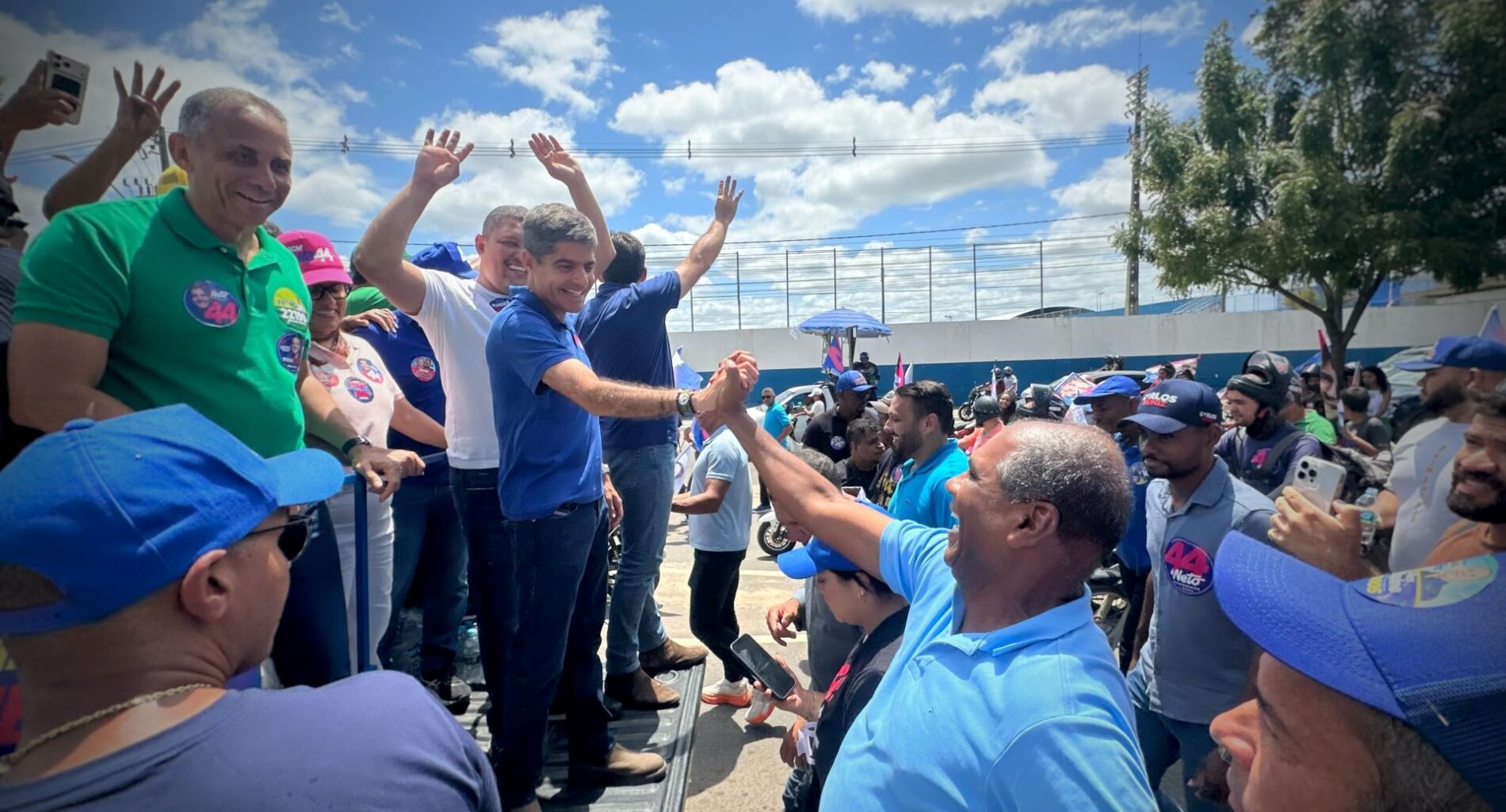 ACM Neto percorre Teixeira de Freitas em carreata com Jonatas Santos e ato expõe nova configuração política no extremo sul