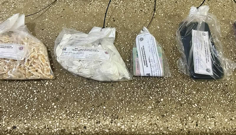 Polícia Militar fecha "boca de fumo" e apreende grande quantidade de drogas em Itamaraju 2 Polícia Militar fecha "boca de fumo" e apreende grande quantidade de drogas em Itamaraju