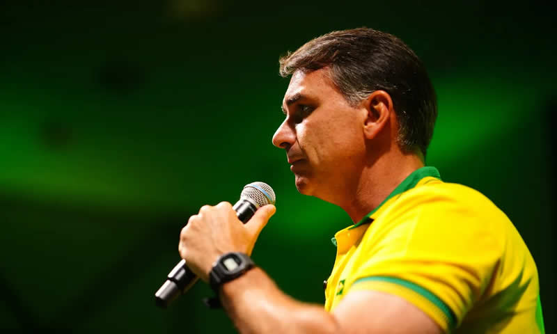 Flávio Bolsonaro nega que vá tirar título de Padroeira de Aparecida 1 Flávio Bolsonaro nega que vá tirar título de Padroeira de Aparecida
