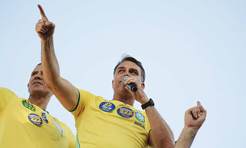 Flávio Bolsonaro volta a chamar Lula de 'pai do Tigrinho' após MP que proíbe bets