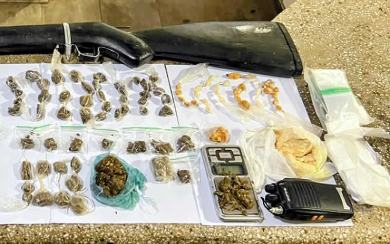 Polícia Militar apreende drogas, arma de fogo e materiais do tráfico em Teixeira de Freitas 1 Polícia Militar apreende drogas, arma de fogo e materiais do tráfico em Teixeira de Freitas